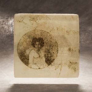 “La Negresse” (2014), 5” sq. glass