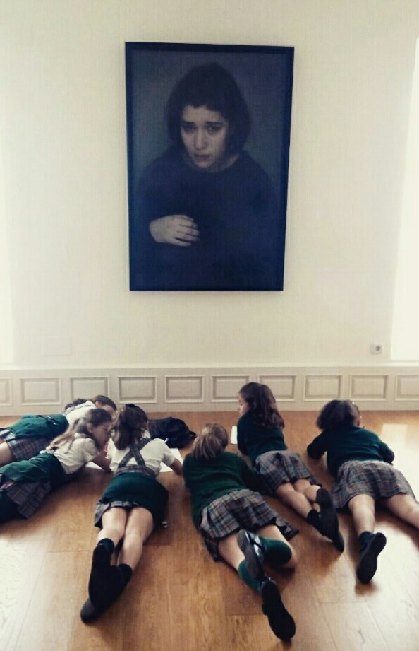 girls on a gallery painting one of my portrait (serie 'Saudade)