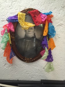 President estatue Crayon, print and yellow sewing thread 2015